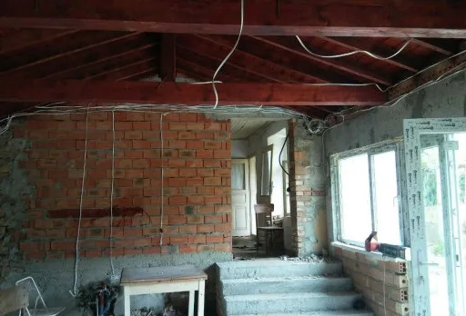 Bau- und Reparaturarbeiten an einem Haus bei Krapets