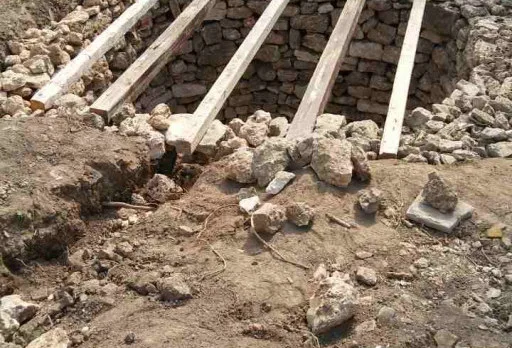 Bau- und Reparaturarbeiten an einem Haus bei Krapets