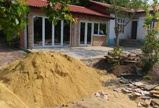 Bau- und Reparaturarbeiten an einem Haus bei Krapets