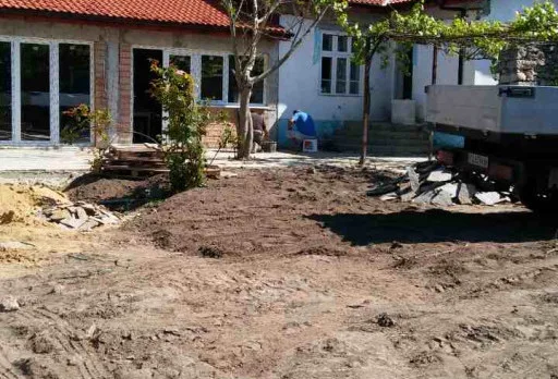 Bau- und Reparaturarbeiten an einem Haus bei Krapets