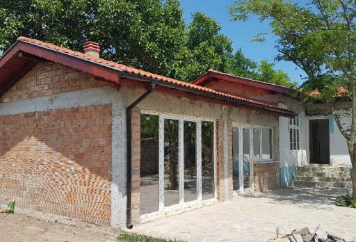 Bau- und Reparaturarbeiten an einem Haus bei Krapets