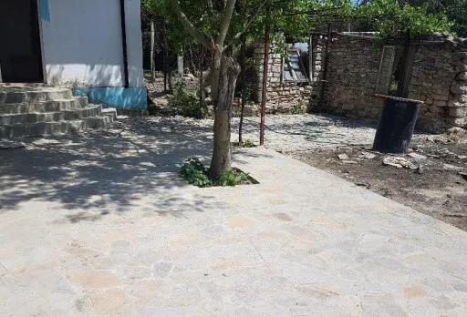 Bau- und Reparaturarbeiten an einem Haus bei Krapets