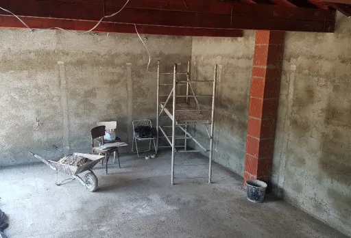 Bau- und Reparaturarbeiten an einem Haus bei Krapets