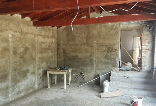 Bau- und Reparaturarbeiten an einem Haus bei Krapets