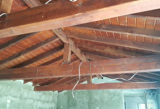Bau- und Reparaturarbeiten an einem Haus bei Krapets