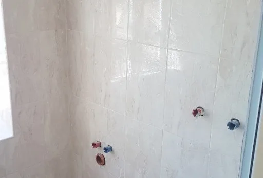 Bau- und Reparaturarbeiten an einem Haus bei Krapets