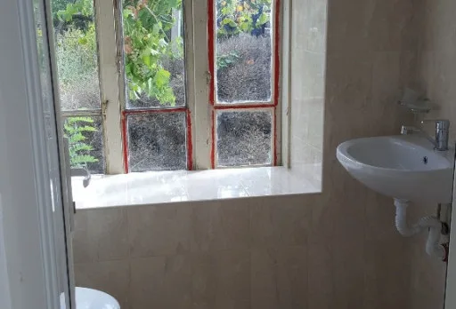 Bau- und Reparaturarbeiten an einem Haus bei Krapets