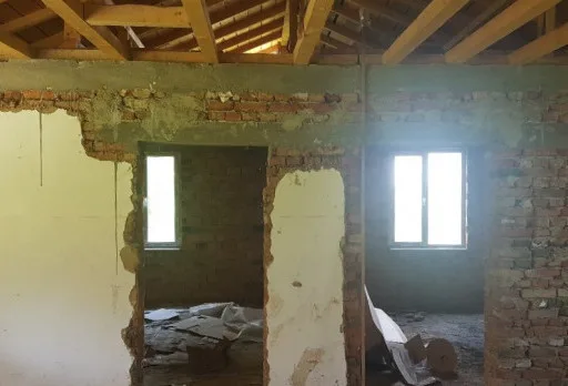 Reparaturarbeiten an einem Haus in der Region Balchik