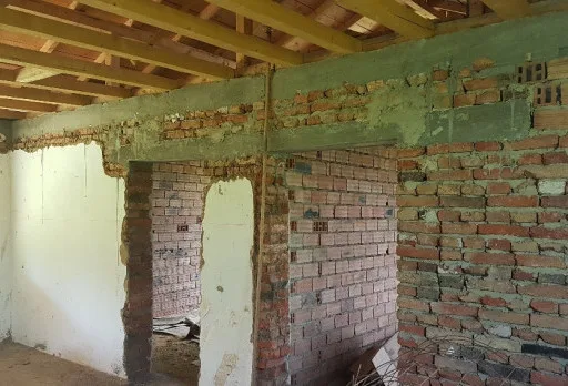 Reparaturarbeiten an einem Haus in der Region Balchik