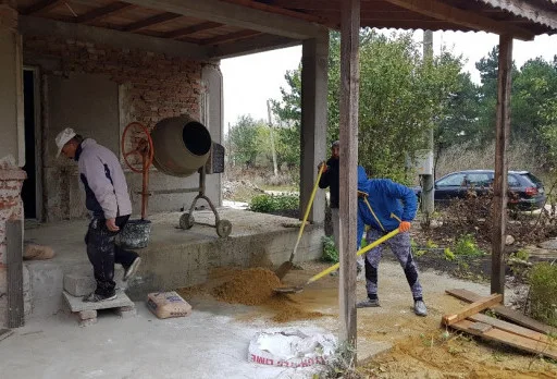 Reparaturarbeiten an einem Haus in der Region Balchik