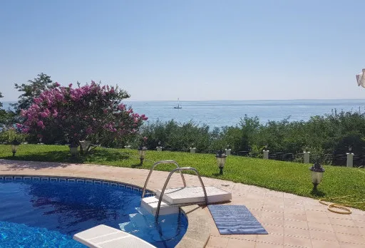 Ремонтни работи на басейн във Варна