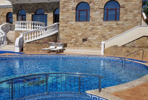 Ремонтни работи на басейн във Варна