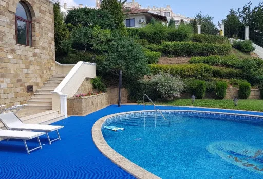 Ремонтни работи на басейн във Варна