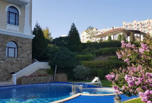 Ремонтни работи на басейн във Варна