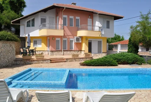 Строителство на басейн със стъпала до Албена