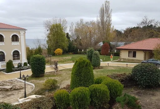 Строителство и ремонт на площадка, беседка и ограда на къща във Варна