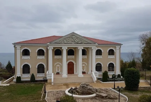 Строителство и ремонт на площадка, беседка и ограда на къща във Варна