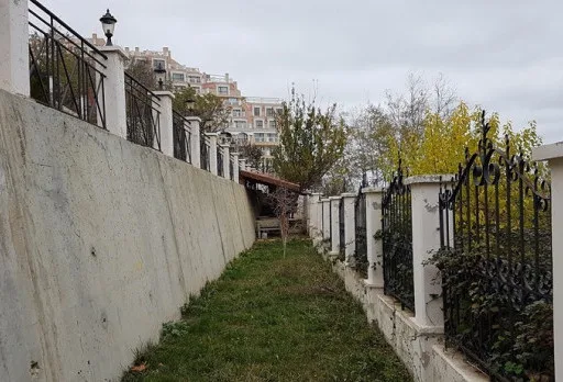 Строителство и ремонт на площадка, беседка и ограда на къща във Варна