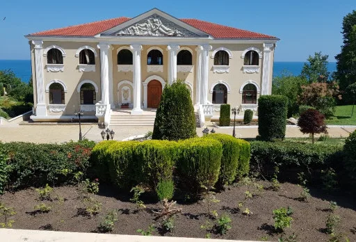 Строителство и ремонт на площадка, беседка и ограда на къща във Варна