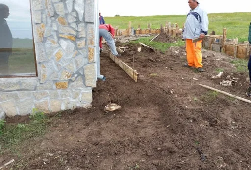 Строителство на ограда и дренаж до Каварна