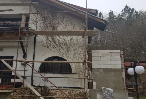Wiederaufbau und Erweiterung einer Hütte bei Albena