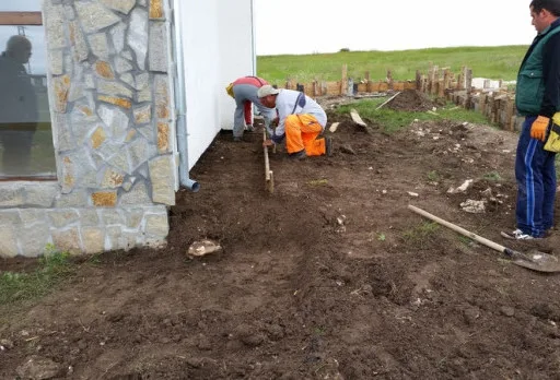 Строителство на ограда и дренаж до Каварна