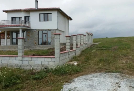Строителство на ограда и дренаж до Каварна