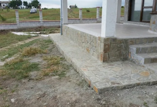 Строителство на ограда и дренаж до Каварна