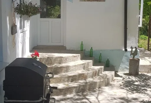 Bau- und Reparaturarbeiten an einem Haus bei Krapets