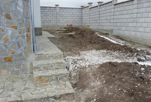 Строителство на ограда и дренаж до Каварна