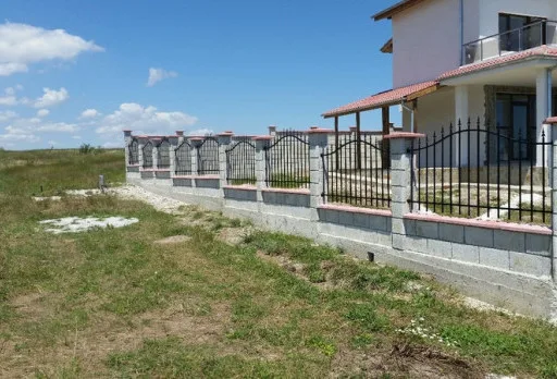 Строителство на ограда и дренаж до Каварна