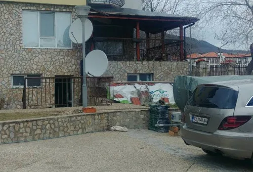 Монтаж на навес от дърво и битумни керемиди до Албена