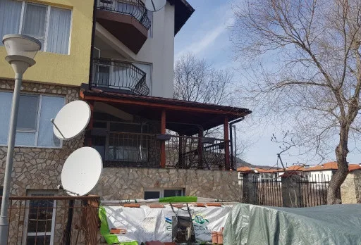 Монтаж на навес от дърво и битумни керемиди до Албена