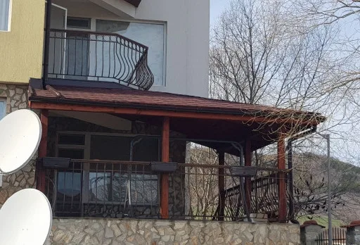 Монтаж на навес от дърво и битумни керемиди до Албена