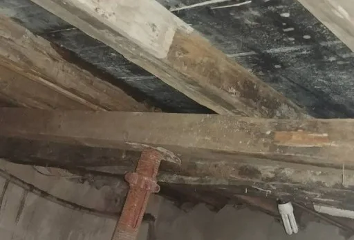 Bau eines neuen Stockwerks in einem Haus bei General Toshevo