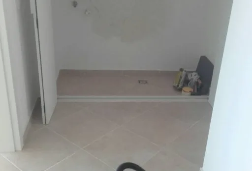 Einbau von Küchenböden in einer Wohnung in St. Constantine und Helena
