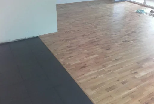 Einbau von Küchenböden in einer Wohnung in St. Constantine und Helena