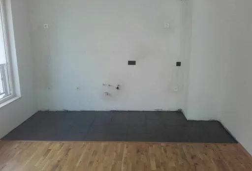 Einbau von Küchenböden in einer Wohnung in St. Constantine und Helena