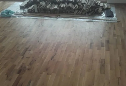 Einbau von Küchenböden in einer Wohnung in St. Constantine und Helena