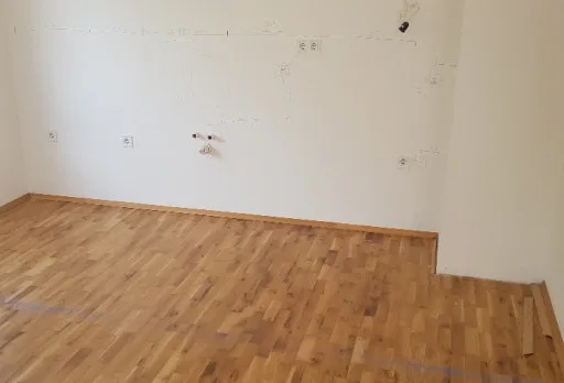 Einbau von Küchenböden in einer Wohnung in St. Constantine und Helena