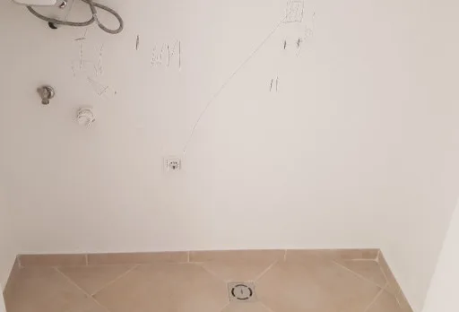 Einbau von Küchenböden in einer Wohnung in St. Constantine und Helena