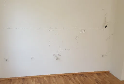 Einbau von Küchenböden in einer Wohnung in St. Constantine und Helena