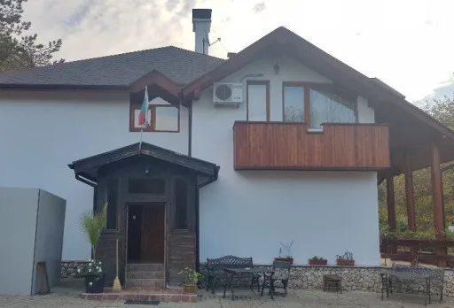 Wiederaufbau und Erweiterung einer Hütte bei Albena