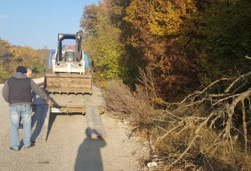 Направа на път от трошен камък и бетонно корито до с. Батово