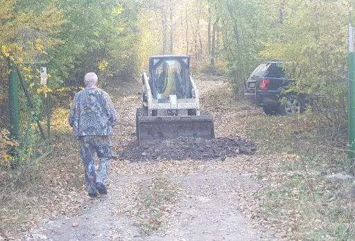 Направа на път от трошен камък и бетонно корито до с. Батово