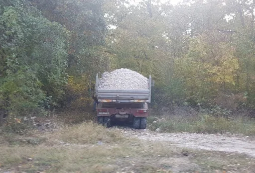 Направа на път от трошен камък и бетонно корито до с. Батово