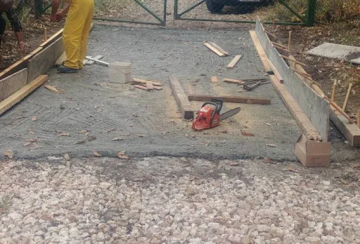 Направа на път от трошен камък и бетонно корито до с. Батово