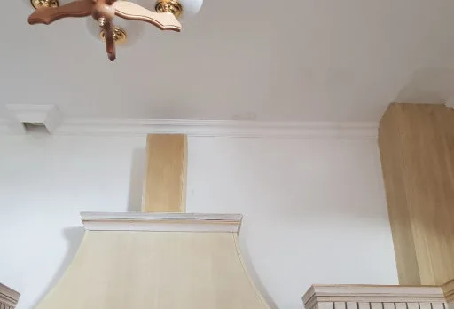 Reparaturarbeiten in einem Essbereich in einer Villa in Varna
