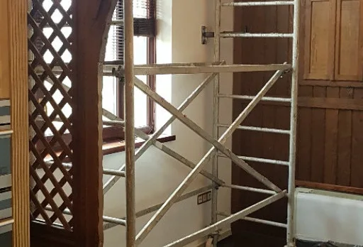 Reparaturarbeiten in einem Essbereich in einer Villa in Varna