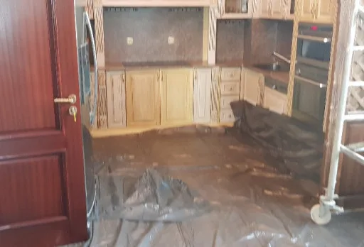 Reparaturarbeiten in einem Essbereich in einer Villa in Varna